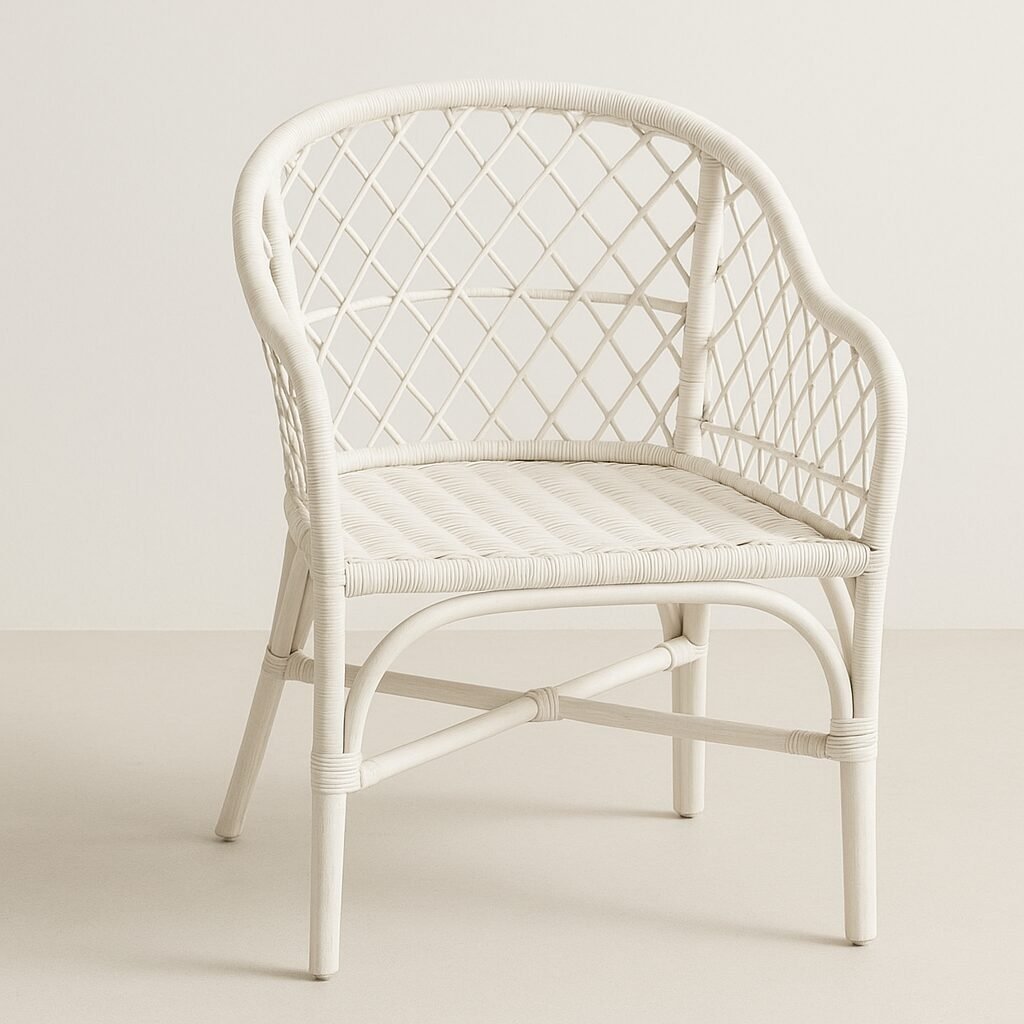 Fauteuil en rotin peint en blanc