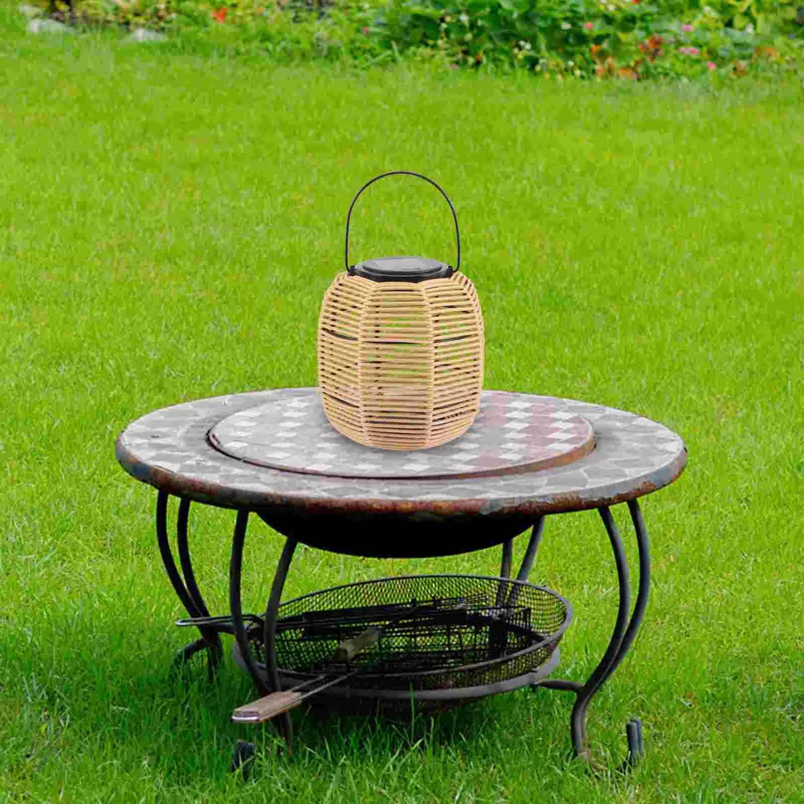 Lanterne Rotin Solaire Élégante Style Rustique Pour Extérieur 2 Lanterne Rotin Rustique Solaire2.jpg