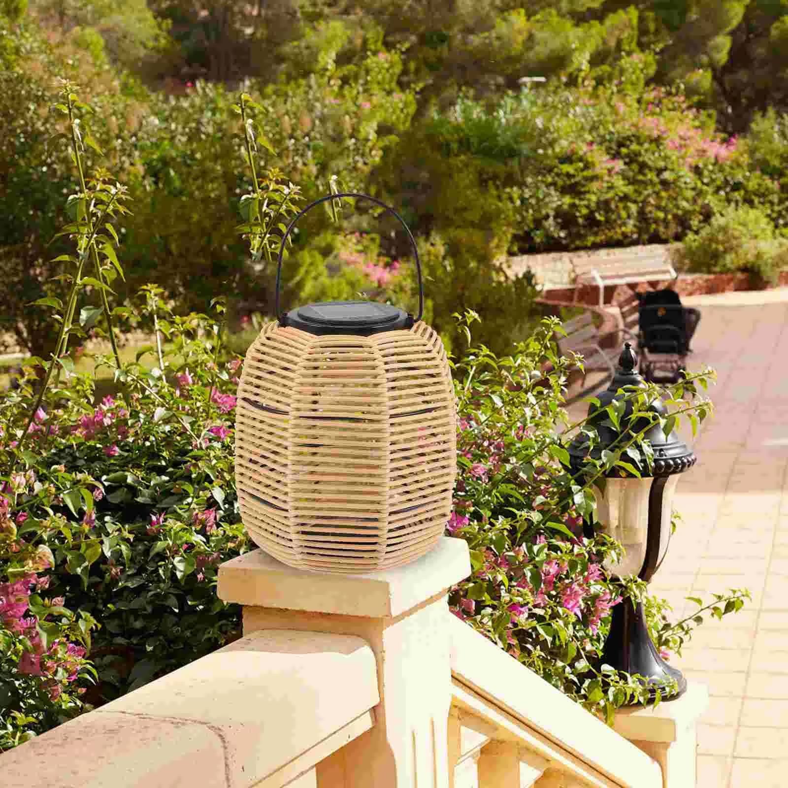 Lanterne Rotin Solaire Élégante Style Rustique Pour Extérieur 3 Lanterne Rotin Rustique Solaire3.jpg