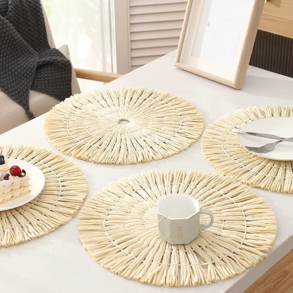 Set De Table En Paille Tressée Au Charme Champêtre Élégant 3 Set Table Effet Paille Creatif Pastoral3.jpg