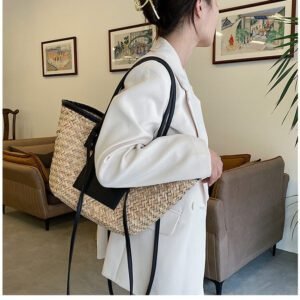 Sac De Plage Noir En Rotin Tisse 4.jpg