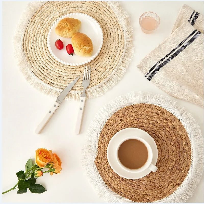 Set De Table En Rotin Tressé Au Style Champêtre Avec Fils 3 Set Table Rotin Style Pastoral Fils 03.jpg
